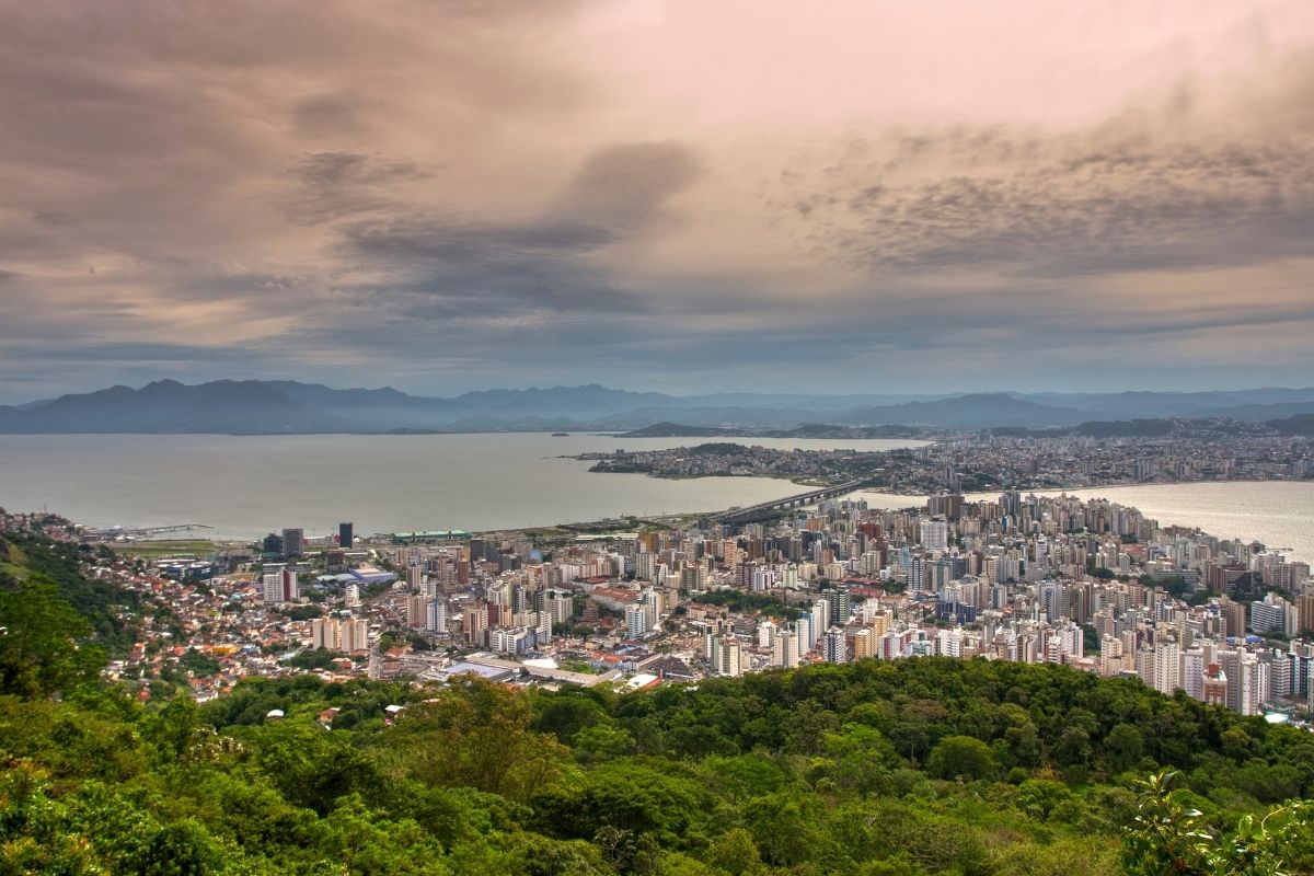 foto colorida, vista da cidade a partir do Morro da Cruz